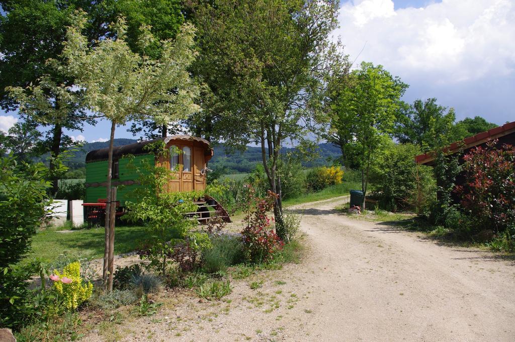 Penzion Les Roulottes Et Cabanes Du Livradois Cunlhat Exteriér fotografie